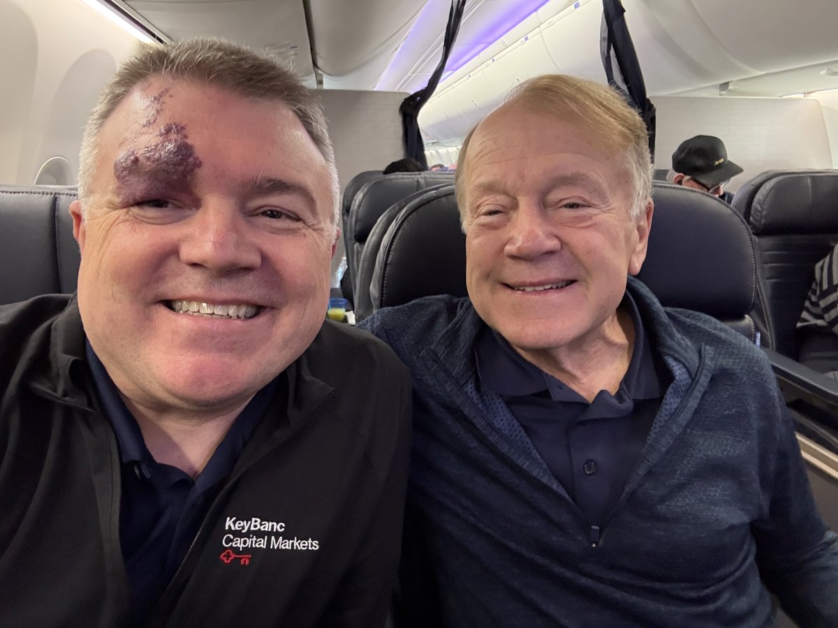 Small world. Sat next to <a href="/JohnTChambers/">John T. Chambers</a> on a flight today. Really good to see him and compare notes on a few items...

#CIO