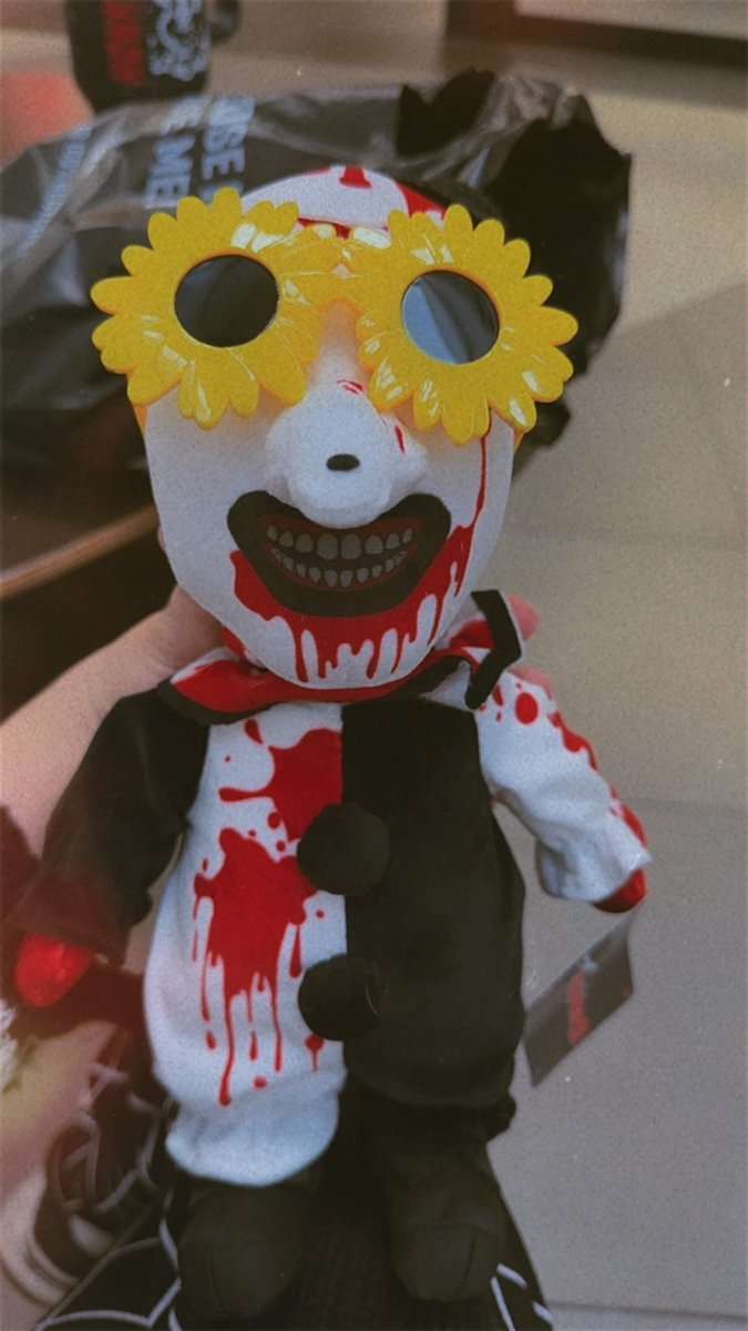 caffeinatednova's tweet image. Art The Clown Plush ft Santa Claus at the mall 🔥 (and i also got a heart monitor today)