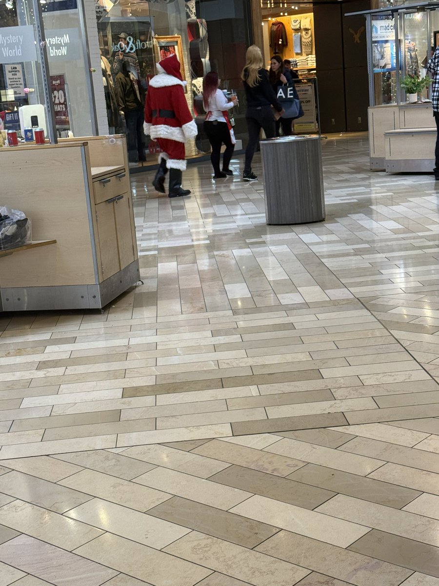 caffeinatednova's tweet image. Art The Clown Plush ft Santa Claus at the mall 🔥 (and i also got a heart monitor today)