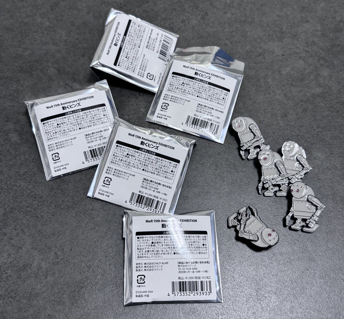 受注生産のNieRの展覧会の動くピンズが届いたのですが、全部同じ…1個