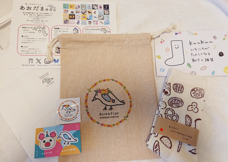 suzu_illust_'s tweet photo. ◆ #デザフェス戦利品

◇あおだま雑貨店（@aodama_zakka）さん
ねこぜちゃんの巾着が欲しかったので嬉しい💖文庫本を入れるのにちょうどいいサイズなので、本を入れて持ち歩きたいです。
◇kunkun（@kunkun93_）さん
履き心地の良い靴下で、今回はパンにしました🍞 https://t.co/8bZftfubzr