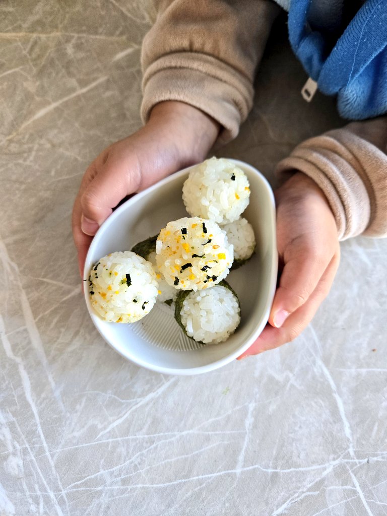 marimo_engineer's tweet image. 今日は遠足なんだけど、これは一緒に作ったおにぎりを大事そうに持つおててとそれをお弁当に詰めて嬉しそうに指を指すおてて