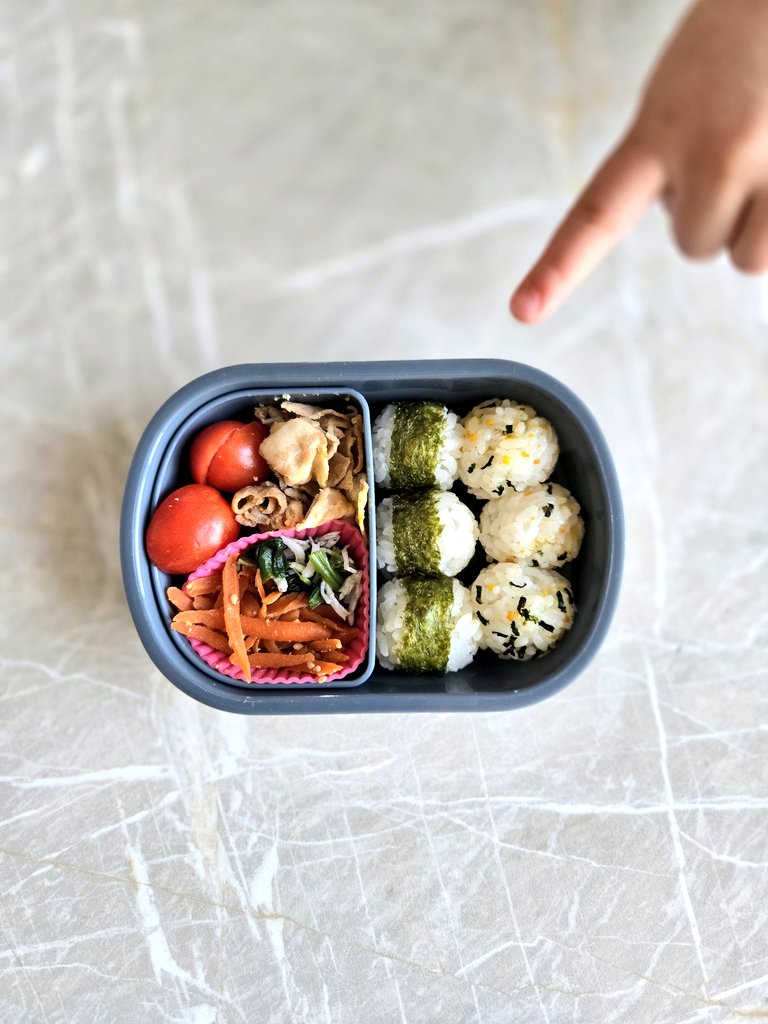 marimo_engineer's tweet image. 今日は遠足なんだけど、これは一緒に作ったおにぎりを大事そうに持つおててとそれをお弁当に詰めて嬉しそうに指を指すおてて