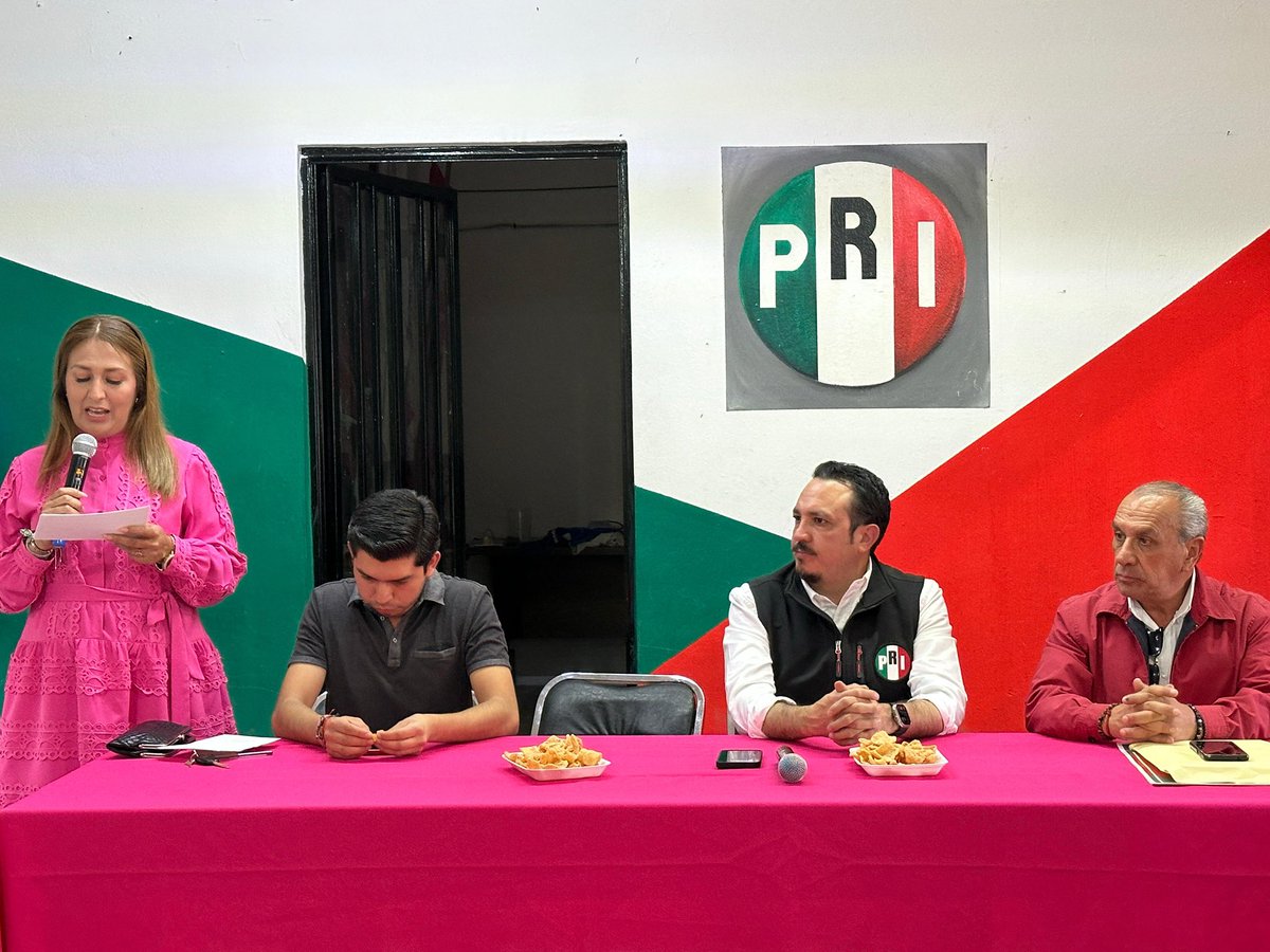 Nuestro Presidente <a href="/kendor_macias/">KendorMaciasMartinez</a> visitó a la Estructura Partidaria en el CDM de Cosío! 

Una reunión importante donde las y los militantes expresaron sus ideas y opiniones para que juntos creemos un Presente de oportunidades para todas y todos. 

 PRI, Construye!