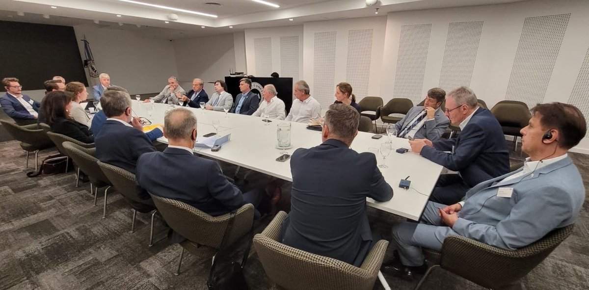 El Presidente <a href="/lucasmagnano/">Lucas Magnano</a> junto a las entidades que integran la Mesa de Enlace, le presentaron la agenda del Campo Argentino a la Embajada de Alemania.🇦🇷🤝🇩🇪

✅️Participaron también, la Ministra de Agricultura del Estado de Baviera, Michaela Kaniber, acompañada por