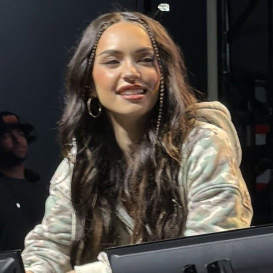 manonsarchives's tweet image. danon has matching hair for today’s concert