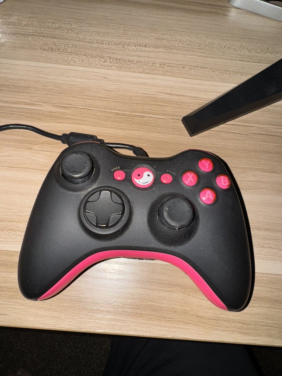 Boomi_'s tweet image. Who still has there 360 scufs ?? Just found mine in storage brings back the memories! @ScufGaming @Fariko @Parasite