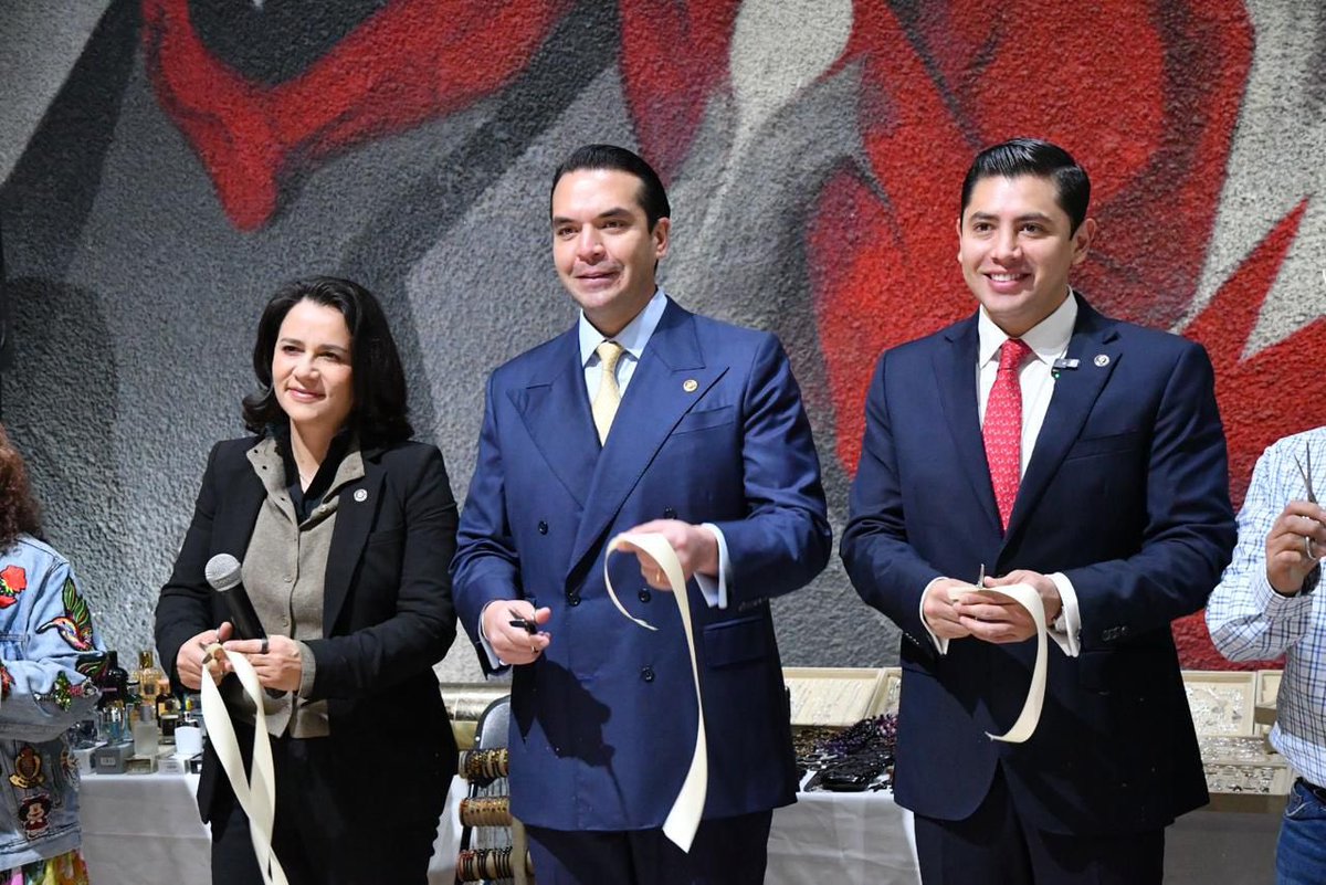 Hoy, en sesión deliberante, recibimos el Paquete Fiscal de manos del Secretario <a href="/horacioduarteo/">Horacio Duarte Olivares</a>, en representación de la Gobernadora <a href="/delfinagomeza/">Delfina Gómez A.</a>. Por tercer año consecutivo llega sin deuda pública, reafirmando un manejo responsable y orientado al bienestar de las y los