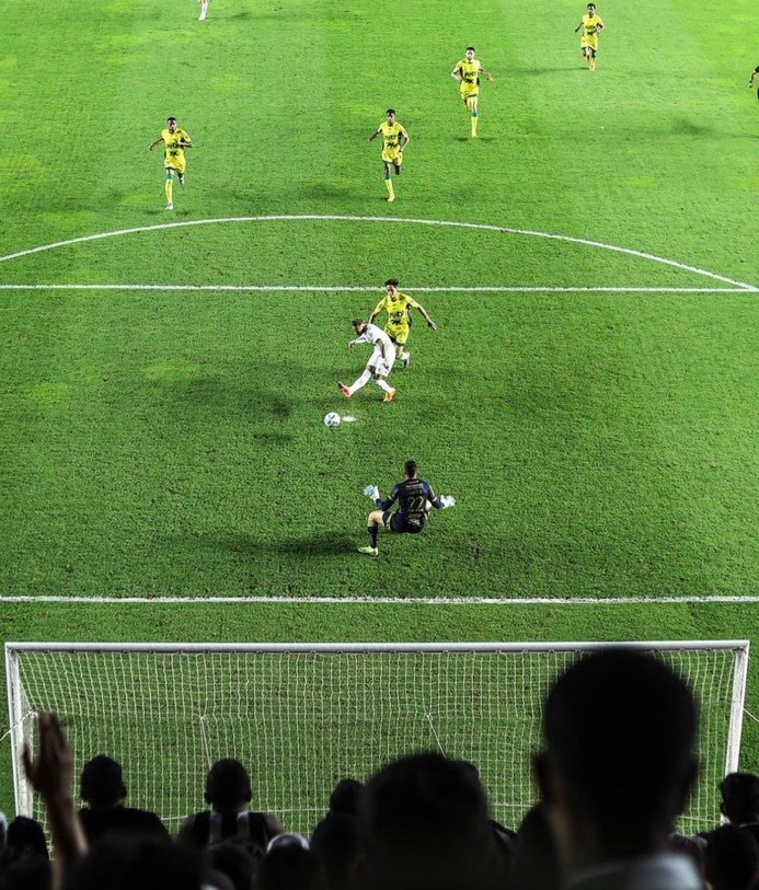 TouchlineX's tweet image. 📸 - GOOOOAAAAAALLL!!! NEYMAR SCORES AFTER 4 MINUTES AGAINST MIRASSOL!!!!

THE PRINCE OF FOOTBALL IS BACK!!!!