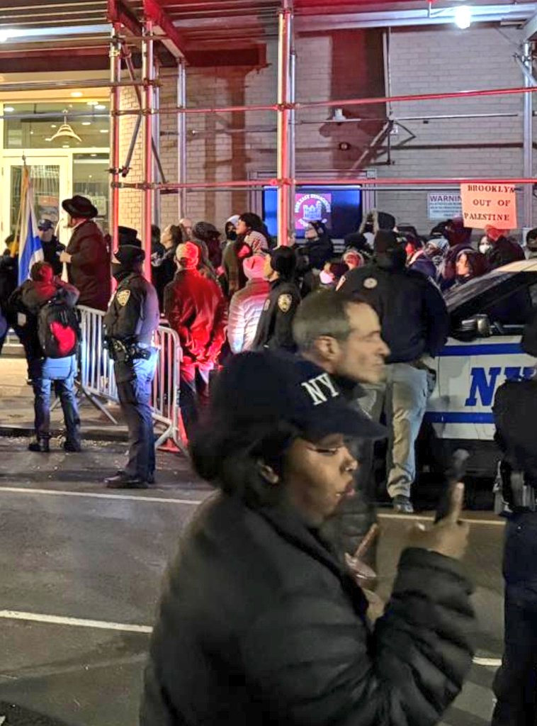 RabbiPoupko's tweet image. A MOMENT THAT WILL LIVE IN INFAMY IN THE HISTORY OF NEW YORK 😡😡😡

Today antisemites were given POLICE PERMISSION to stand one foot outside of a Manhattan synagogue that is 135 years old and harass the Jewish community. 

With signs that say: &quot;Brooklyn out of Palestine&quot; they…
