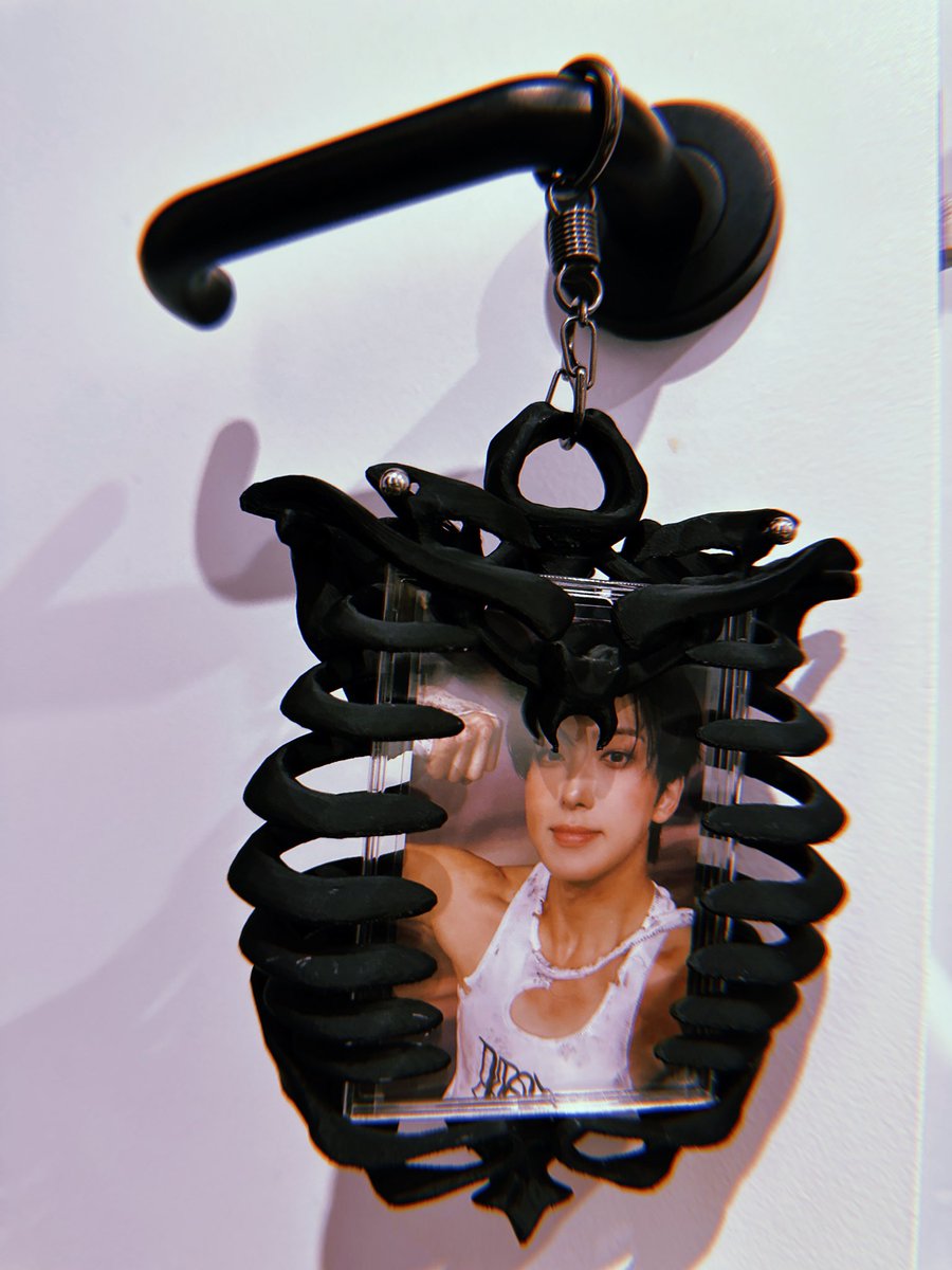 fumaki_weno's tweet image. hehehe  love supporting small local creatives. This!! photo card holder 😭
#SupportLocal  #andTEAM_FUMA