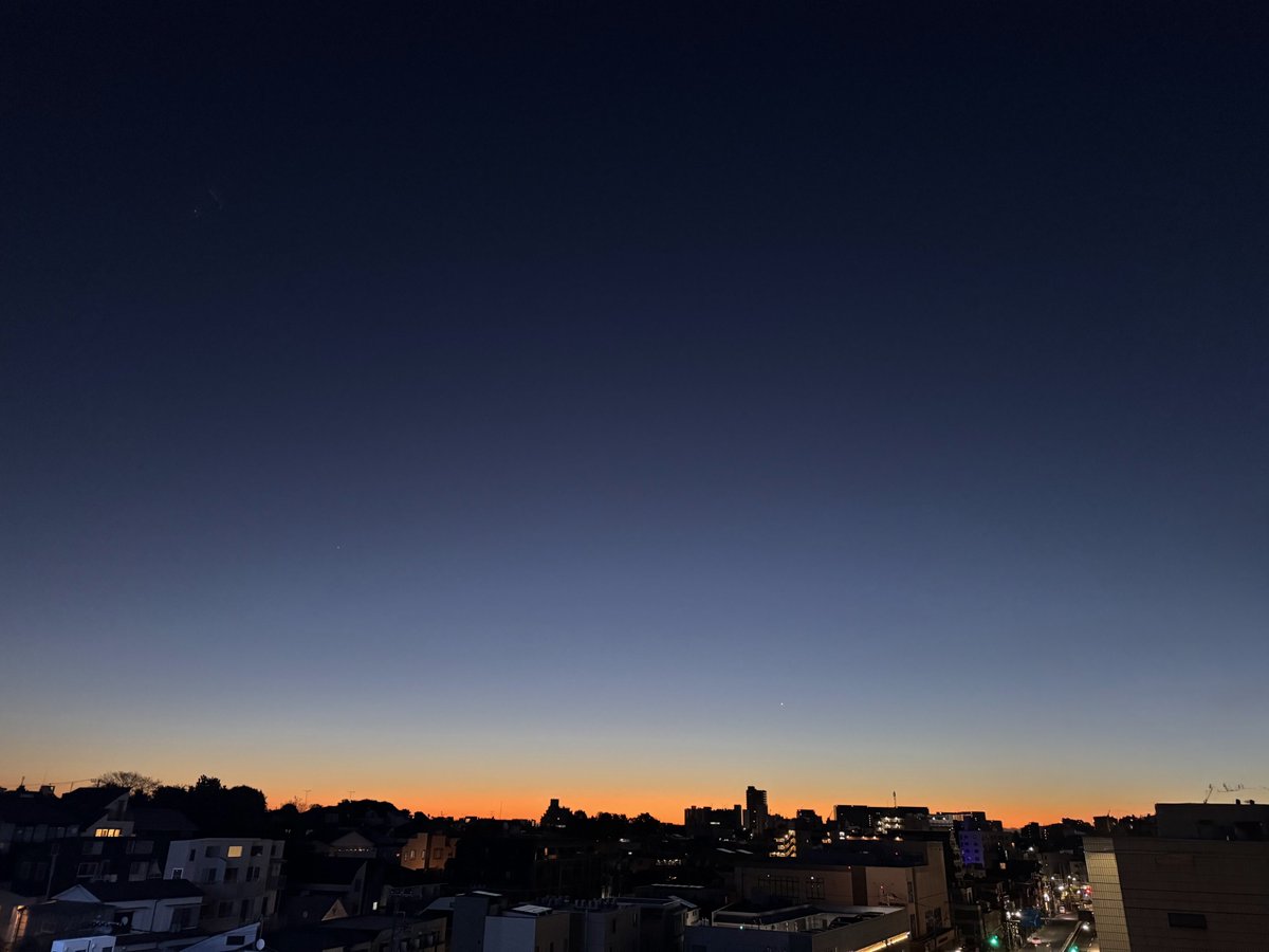 BaseSystem_MJ's tweet image. お疲れ様です。2525です。

日の出の時間が遅くなって、マジックアワーといわれるような日の出直前の美しい空を見ることができた時は、『新たな今日も笑顔で頑張ろう』という気持ちになります😃

＃企業公式相互フォロー
＃ブルーアワー
＃薄明