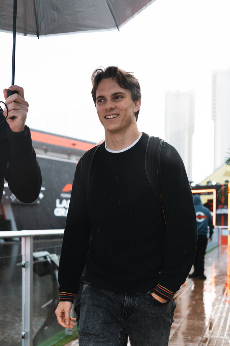 A wet arrival for OP on media day ☔️

#McLaren | #LasVegasGP 🎲