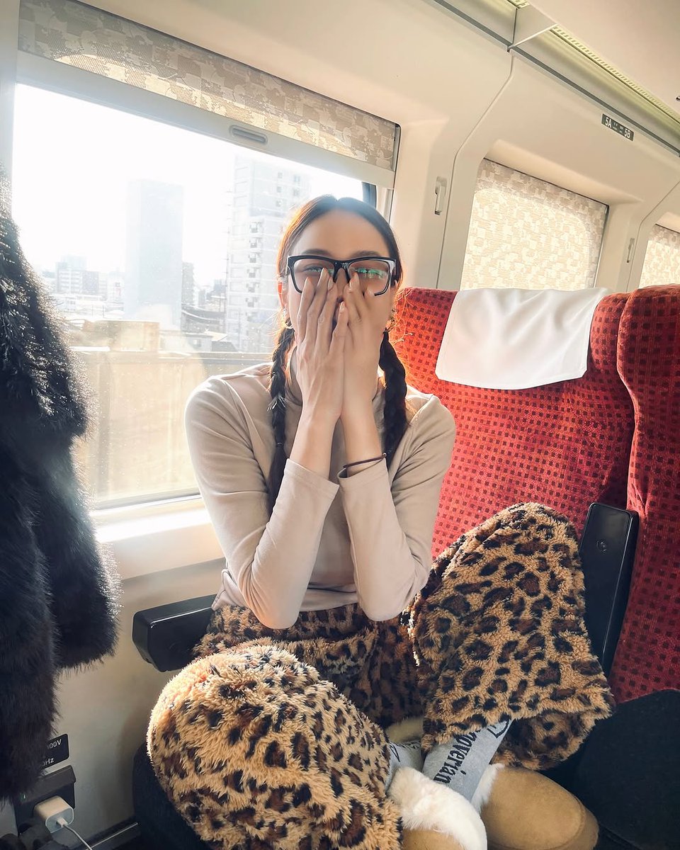 Curled up in my cozy corner, enjoying the ride. The second pic is me trying not to laugh… and failing 😂✨