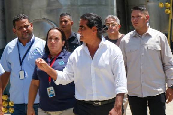 jdb_carabobo1's tweet image. El diálogo directo con las bases es fundamental. 🗣️ La visita del Gobernador @rafaellacava10 y Alex Saab a la Comuna Nagua Nagua Oeste demuestra el compromiso con el #PoderPopular. ¿Qué tipo de proyectos o soluciones crees que se deben priorizar en las comunidades de Carabobo?