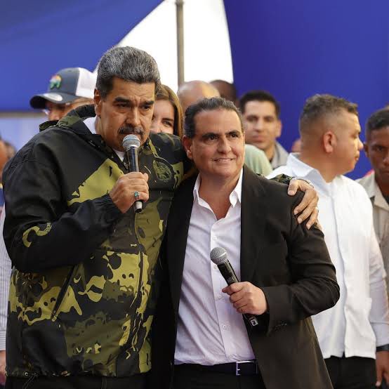 jdb_carabobo1's tweet image. El diálogo directo con las bases es fundamental. 🗣️ La visita del Gobernador @rafaellacava10 y Alex Saab a la Comuna Nagua Nagua Oeste demuestra el compromiso con el #PoderPopular. ¿Qué tipo de proyectos o soluciones crees que se deben priorizar en las comunidades de Carabobo?