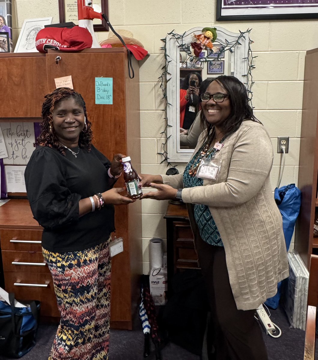 DrBrendaMack's tweet image. 🍎 #americaneducationweek2025 🍎
Today, we lift up the Blazer support staff who keep @rvhs running smoothly
☕ You are TEA-rrific!
TY for pouring into our students, families, &amp;amp; staff with consistency, and grace. We see you. We appreciate you. We couldn’t do this work w/o you. 💜