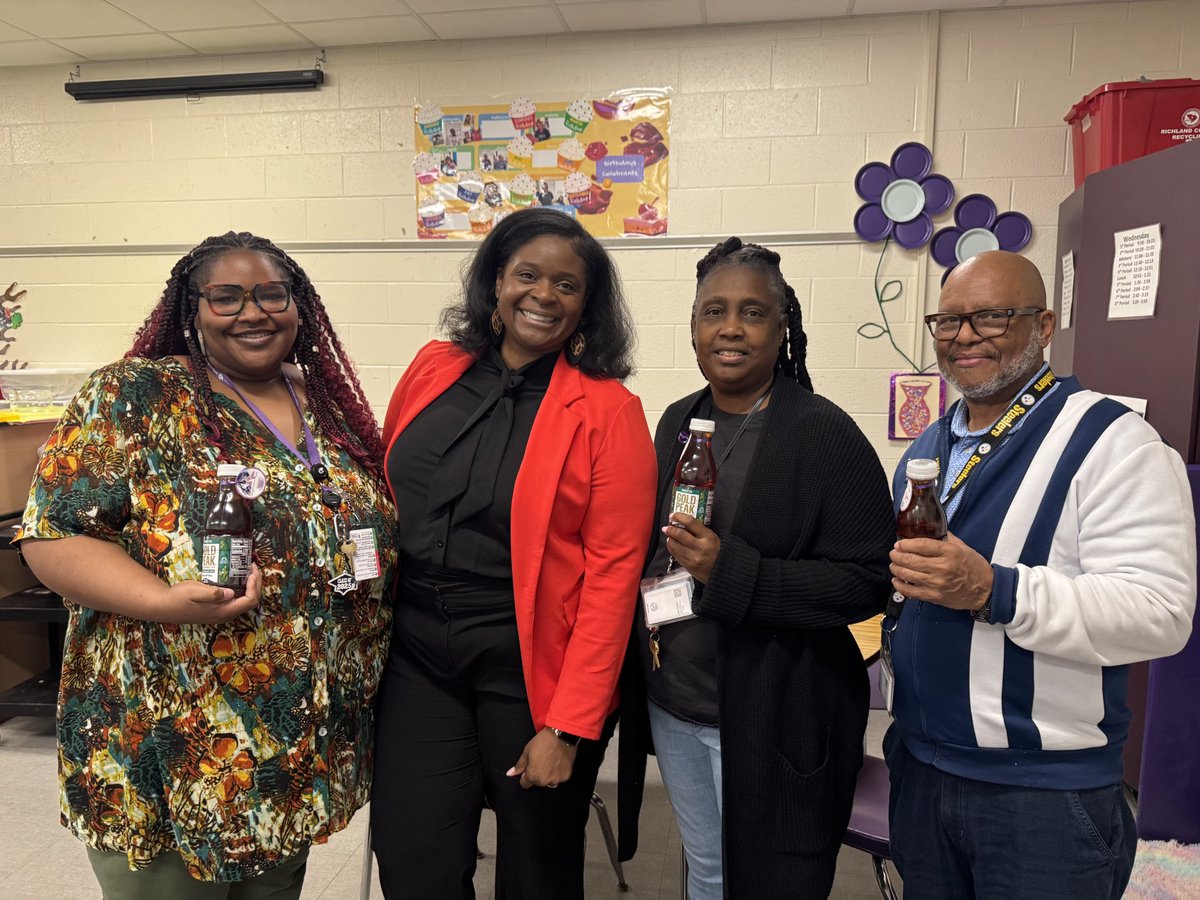 DrBrendaMack's tweet image. 🍎 #americaneducationweek2025 🍎
Today, we lift up the Blazer support staff who keep @rvhs running smoothly
☕ You are TEA-rrific!
TY for pouring into our students, families, &amp;amp; staff with consistency, and grace. We see you. We appreciate you. We couldn’t do this work w/o you. 💜