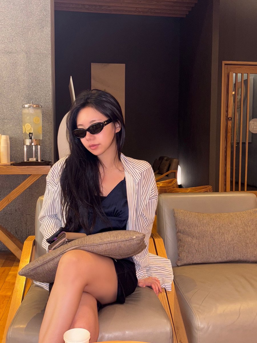 BADVILLAIN_twt's tweet photo. 인혜 언니~!~!~! 윤서예요ㅎㅎ
생일 진심으로 축하해오!! 🎂✨

언니한테 평소에 말은 잘 못했지만, 언니가 정말 따뜻하고 멋있는 사람이라고 늘 느껴요. 제가 조오금 흔들릴 때도 옆에서 잡아주고, 항상 잘 챙겨주고,,
그래서 언니랑 얘기하면 괜히 마음이 편해지고 힘도 나더라고요^_^

남은 한 해에는 언니가 하고 싶은 일들이 더 잘 풀리고, 행복한 일도 많았으면 좋겠고… 무엇보다 언니가 스스로를 많이 사랑해주는 해가 되길 바랄게요😉🩷

다시 한 번 생일 진심으로 축하해여 마이 씨스터ㅓ
항상 행복하고 건강만 하기를~😘😘 (움뫄)

#윤서 #YunSeo
#배드빌런 #BADVILLAIN