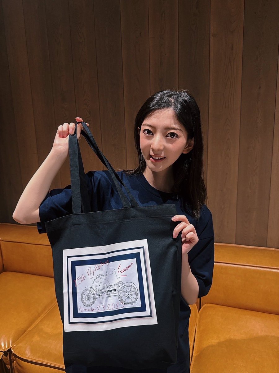 rico_sugahara's tweet photo. 「菅原りこ BIRTHDAY EVENT 2025🎉」
会場限定グッズ紹介☆彡
トートバッグ✨
こちらもデザインさせていただきました〜🤗🎶
手書き感満載の一品です❤️‍🔥
ハーレーとマシュ🏍🐶大好きなもののコラボ🫶
免許のない私の代わりに このトートバックと色んなところにお出かけして欲しいなっ🥰
会場でぜひゲットしてくださいね〜🐶💕

※整理番号付き自由席
🎟一般販売中
https://t.co/hegHgZlJWR