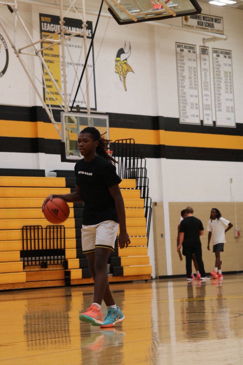 Symonescamera's tweet photo. Winter Sports have Started Which means time to pull out the camera Again for basketball! #highschool #basketball #Sportsphotography https://t.co/sjzLoMQsdB