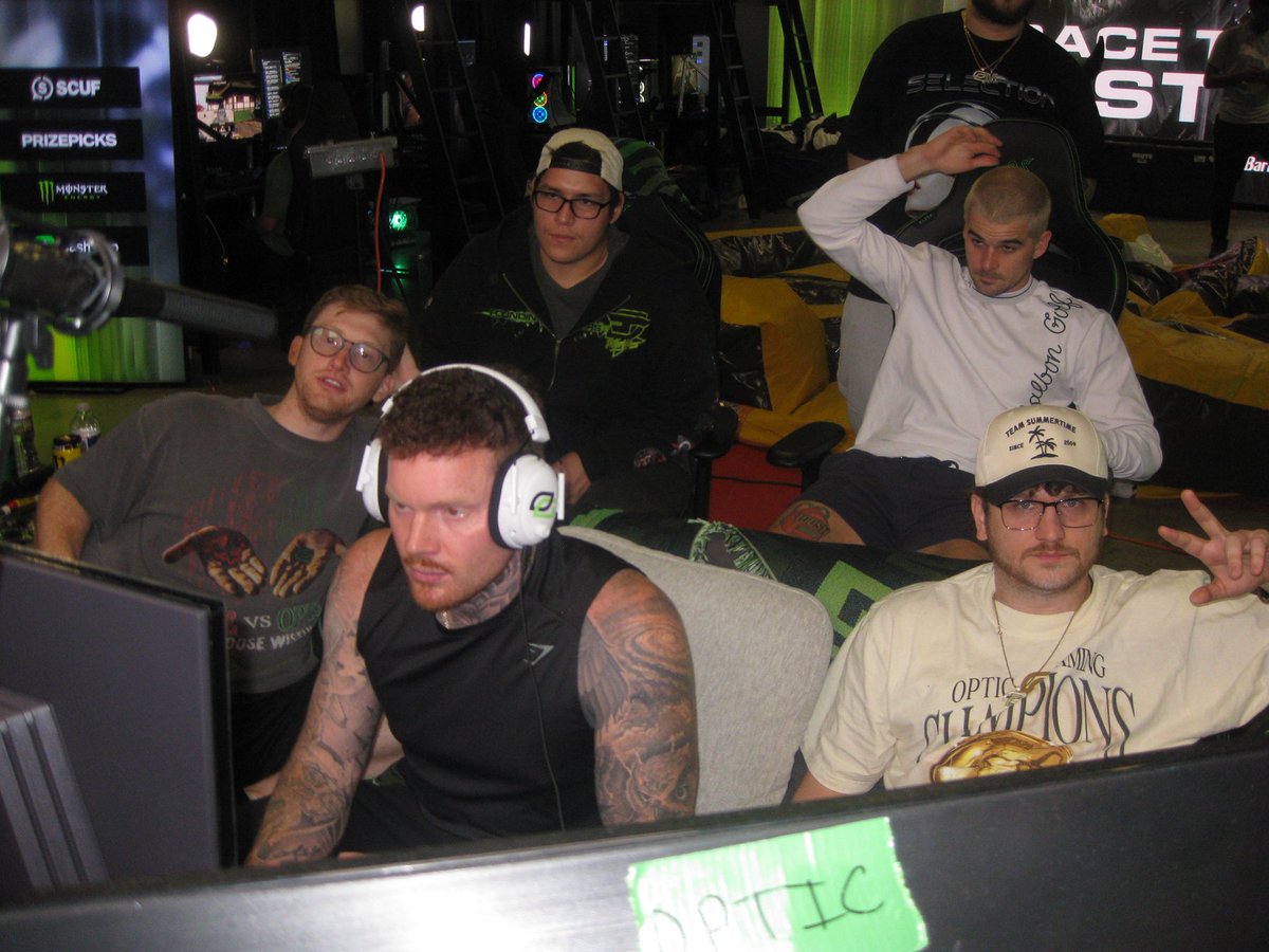 Pamaj's tweet photo. POV: You sleep over at OpTic’s Race To Prestige https://t.co/ab9bv5Zj3s