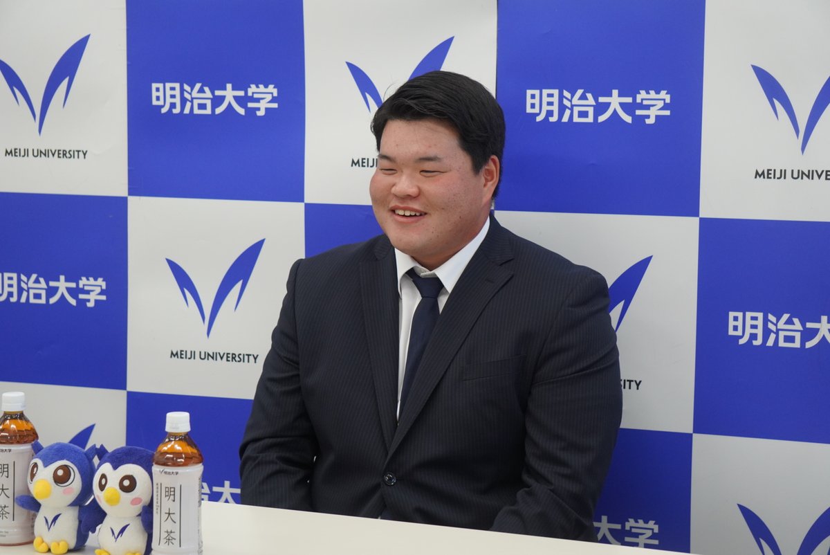 footballstore55's tweet photo. 【関西大―明治大戦の記者会見から】
明治OL大木戸勇紀（4年､埼玉・武南）
冒頭に「まさか自分が記者会見に出られるとは。緊張しますね」と言って笑った。身長186cm、体重130㎏の左タックルは今年の明治の躍進を支えた一人だ。「（高橋）周平があれだけ走ったおかげでOLにも注目してもらえて、うれしく思います」
「OLはスタート、フィニッシュにこだわろうという話をずっとしていて、一歩目から迷うことなくブロックしようと言ってきました。RBとの間ですごくコミュニケーションを取ってきたので、そこの意思疎通ができてるのが大きいと思います」

関大のディフェンスについては「個々の能力が高くて、大きくて速い」と語った。警戒するのは昨春の対戦でもぶつかったDLの津田悠空（3年､清風）だ。「自分たちが今シーズンやってきたランを中心に、一つひとつのブロックにこだわって戦いたいです」。RB高橋が関大戦の目標を200yゲインとしたことに対して、「ほんとにOLとしてもその数字を達成したいと思います」と話した。

埼玉県蕨市にある私立の武南高校出身。アメフト部は昨年の春に初の関東大会出場を果たしたが、大木戸の在学時は部員が5人しかいない時期もあった。「いま思えばアメフトとは呼べないような練習しかできなかった。それでも楽しかったんですけどね」

当時から体重は115㎏あり、いくつかの大学からスポーツ推薦で声がかかった。ただ当時の大木戸には強いチームでやれる自信はなく、すべて断って受験で明治大学文学部（英米文学専攻）に入った。グリフィンズの練習を見学し、本気で日本一を目指しているのが伝わってきて心を動かされ、入部した。大勢で取り組む練習に「これが大学のアメフトなんだ」と感動。「練習から楽しくて仕方なかった」と振り返る。

たった5人で練習していた高校時代から、全日本大学選手権で戦えるところまでやってきた。大木戸は言う。「高校時代の環境は関係なくて、大学に入って何をやるかが大事なんだなと思いました」#アメフト
（写真は明治大学アメリカンフットボール部提供）