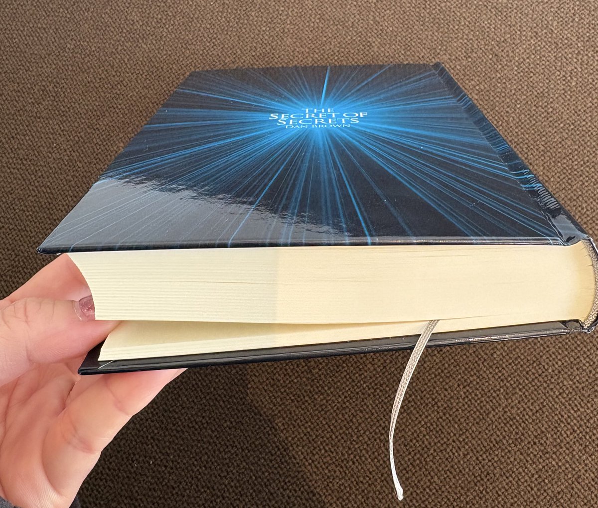 おはようございます。晴れてるけど風が冷たいですね🍂💦
そして…ああどうしよう、いよいよ読み終えてしまうー！
昨夜2時まで読み続けて、そのまま一気に終えるのがもったいなくて持ち越したラスト数十ページ。
どうする私…
#シークレットオブシークレッツ