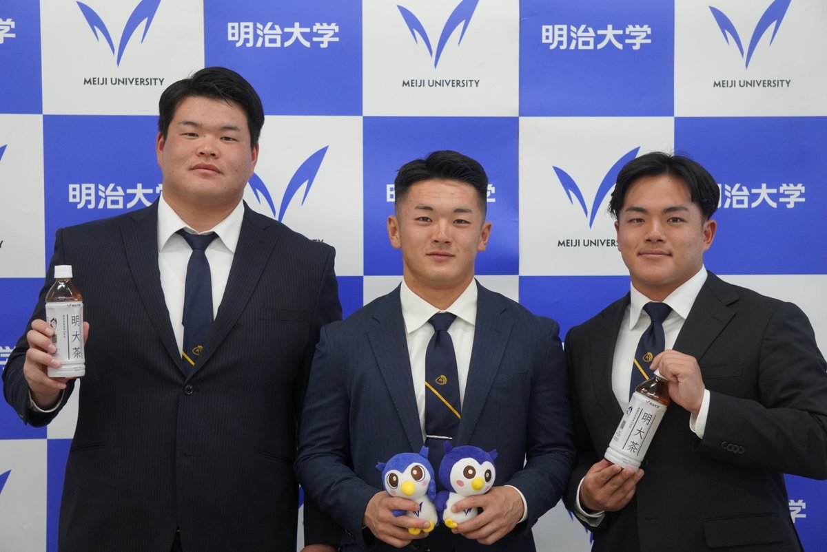 footballstore55's tweet photo. 【関西大―明治大戦の記者会見から】
明治OL大木戸勇紀（4年､埼玉・武南）
冒頭に「まさか自分が記者会見に出られるとは。緊張しますね」と言って笑った。身長186cm、体重130㎏の左タックルは今年の明治の躍進を支えた一人だ。「（高橋）周平があれだけ走ったおかげでOLにも注目してもらえて、うれしく思います」
「OLはスタート、フィニッシュにこだわろうという話をずっとしていて、一歩目から迷うことなくブロックしようと言ってきました。RBとの間ですごくコミュニケーションを取ってきたので、そこの意思疎通ができてるのが大きいと思います」

関大のディフェンスについては「個々の能力が高くて、大きくて速い」と語った。警戒するのは昨春の対戦でもぶつかったDLの津田悠空（3年､清風）だ。「自分たちが今シーズンやってきたランを中心に、一つひとつのブロックにこだわって戦いたいです」。RB高橋が関大戦の目標を200yゲインとしたことに対して、「ほんとにOLとしてもその数字を達成したいと思います」と話した。

埼玉県蕨市にある私立の武南高校出身。アメフト部は昨年の春に初の関東大会出場を果たしたが、大木戸の在学時は部員が5人しかいない時期もあった。「いま思えばアメフトとは呼べないような練習しかできなかった。それでも楽しかったんですけどね」

当時から体重は115㎏あり、いくつかの大学からスポーツ推薦で声がかかった。ただ当時の大木戸には強いチームでやれる自信はなく、すべて断って受験で明治大学文学部（英米文学専攻）に入った。グリフィンズの練習を見学し、本気で日本一を目指しているのが伝わってきて心を動かされ、入部した。大勢で取り組む練習に「これが大学のアメフトなんだ」と感動。「練習から楽しくて仕方なかった」と振り返る。

たった5人で練習していた高校時代から、全日本大学選手権で戦えるところまでやってきた。大木戸は言う。「高校時代の環境は関係なくて、大学に入って何をやるかが大事なんだなと思いました」#アメフト
（写真は明治大学アメリカンフットボール部提供）