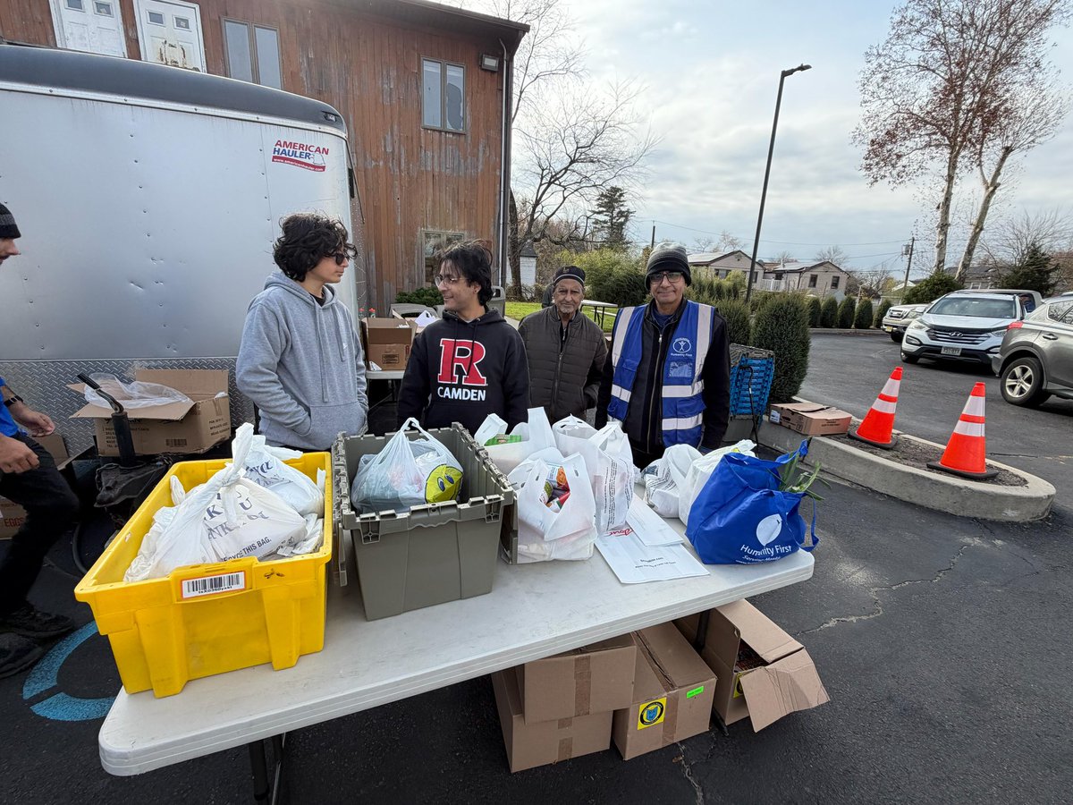 #Muslimyouth of <a href="/AMC_Willingboro/">Ahmadiyya Muslim Community-Willingboro</a> with <a href="/HFUSA/">Humanity First USA</a> distributing food to over 100 families in neighborhood.
#thanksgiving