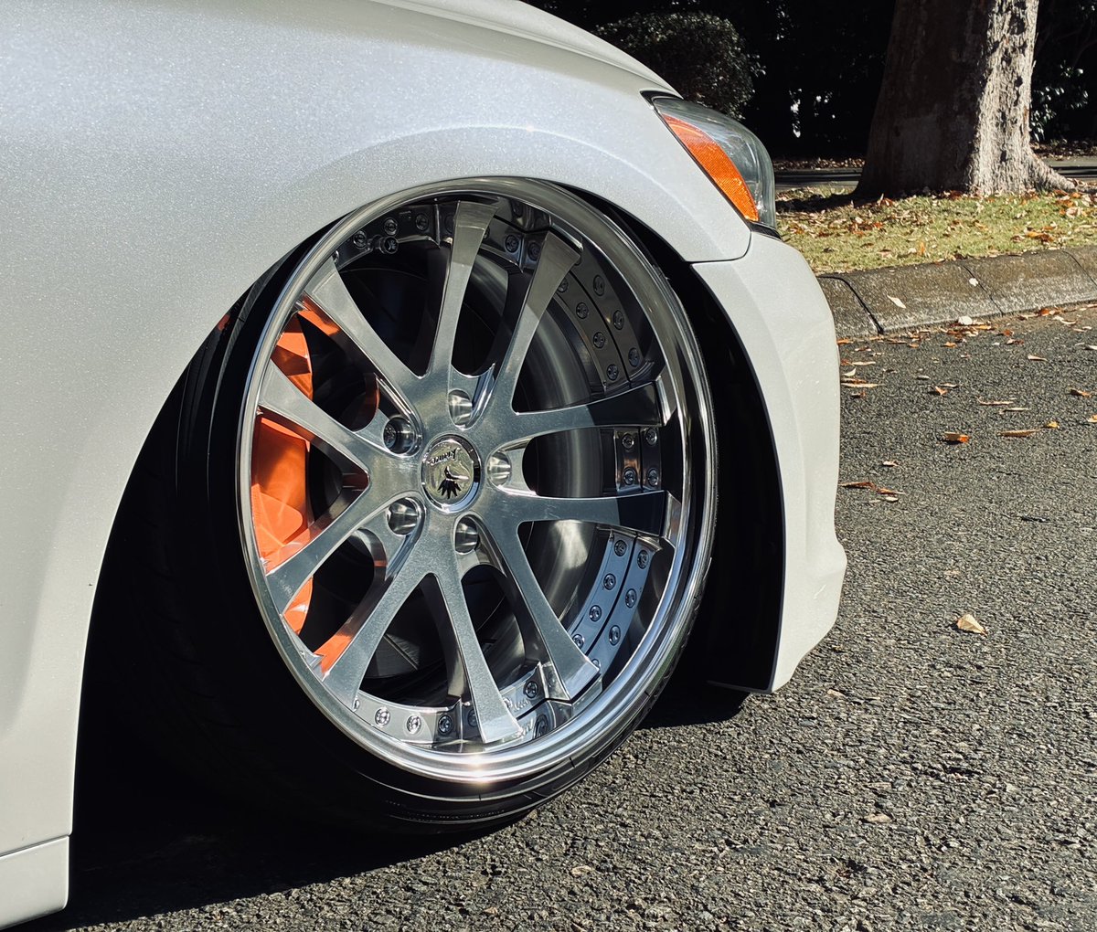 yu_to5115's tweet image. LXZ FORGED
F9.5J R10J
特注ディスク ミラーバレルフィニッシュ
前後FACE1

GSの緩やかなラインに合わせて、前後共にFACE1を選択。
一見するとクロームの様な輝きを放つ特注ディスクも、この仕様に合っていると思います。