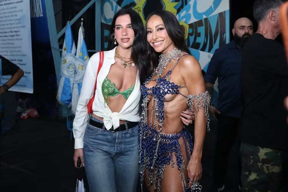 dualipacentral_'s tweet image. MUSAS! Dua Lipa e Sabrina Sato nos ensaios da Vila Isabel. 🇧🇷