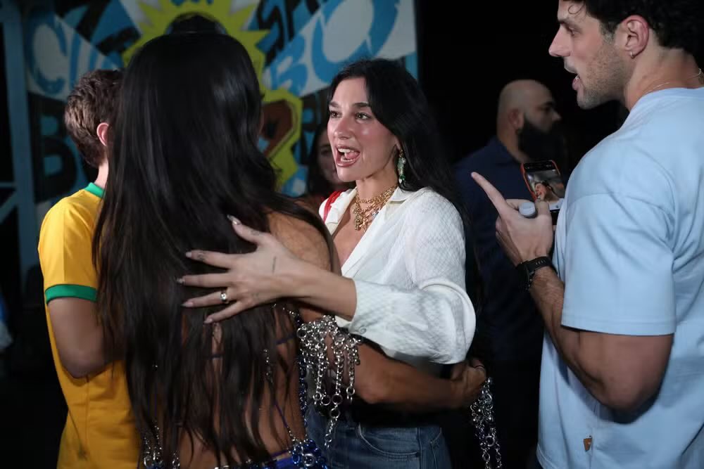 dualipacentral_'s tweet image. MUSAS! Dua Lipa e Sabrina Sato nos ensaios da Vila Isabel. 🇧🇷