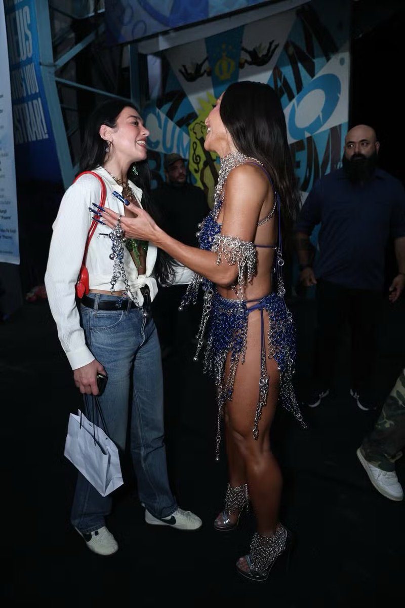 dualipacentral_'s tweet image. MUSAS! Dua Lipa e Sabrina Sato nos ensaios da Vila Isabel. 🇧🇷