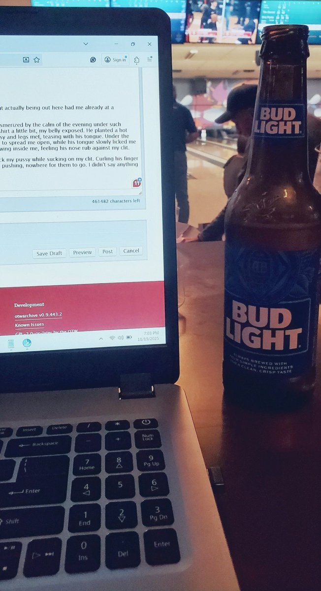 Jokerscuckoo's tweet image. Writing smut, drinking beers, and cheering on the boys. 

🎳 🍻 ✍️ 

#WednesdayVibes