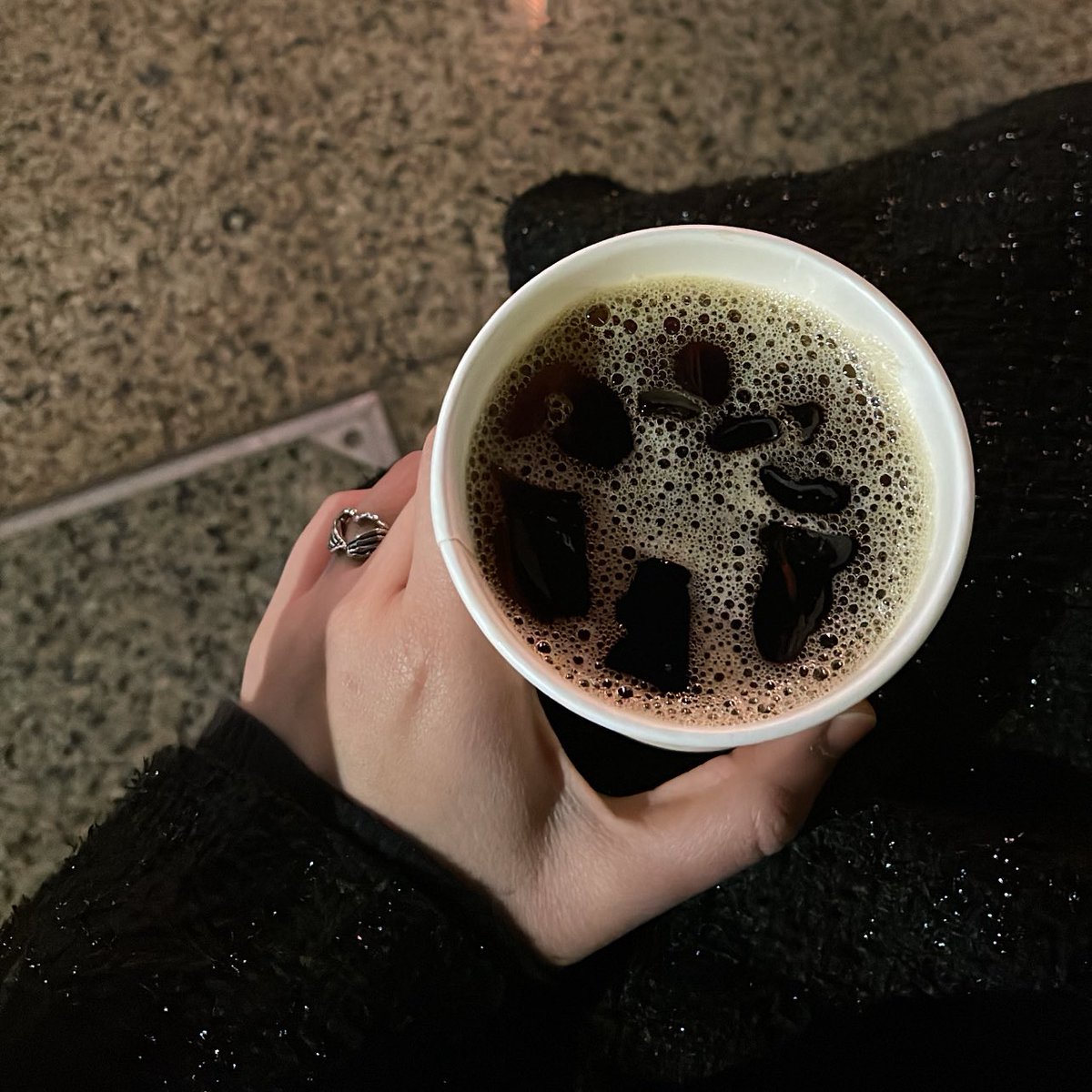 ولا أرتوي منّك لو اشرب من هواك بحُور 🤎 .