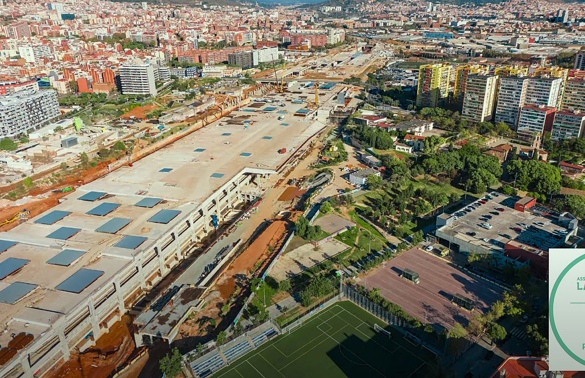 La Sagrera:
Vaig dir que per l'estiú de l'any vinent estaria practicament tot tapat i al ritme que porten es complirà🤗
Del Informe d'Adif presentat als veïns el 14 novembre: 
youtu.be/Ve8rtMt1y64