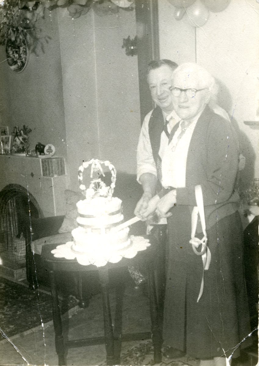 MemoryStudioUK's tweet image. Was asked by a family friend to fix up this old photo that had faded and stuck to the glass. Filled back in the scratches and torn parts and cleaned away the dust and hairs. #PhotoRestoration #BeforeAndAfter #DigitalRestoration