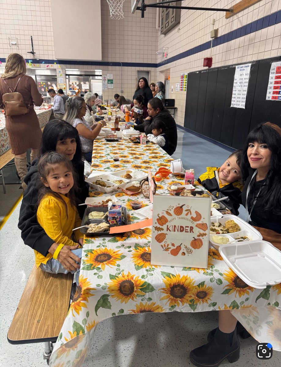 EastwoodKnolls's tweet image. 📚🦃 Thankful hearts, full plates, and wonderful families—perfect school Thanksgiving luncheon! @YsletaISD