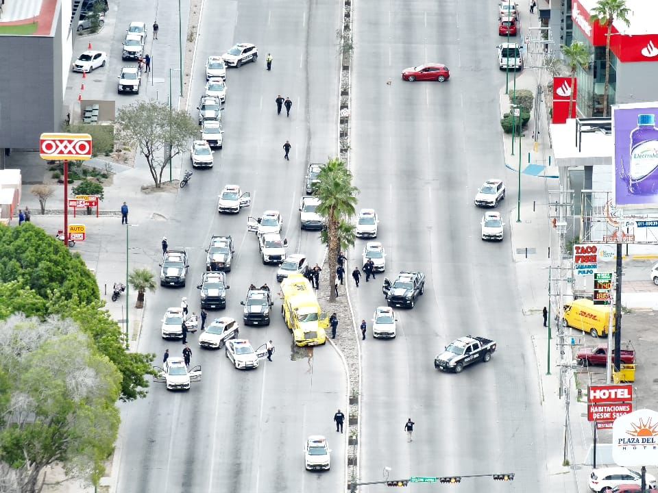 🚨 Atrapa <a href="/Policia_HMO/">Policía Municipal de Hermosillo</a>  a presunto ladrón de pipa de gasolina vacía  

🚓Miguel Ángel “N”, de 34 años, fue detenido tras robar una pipa vacía y provocar múltiples daños en su recorrido.  

🔴Esta es la presunta ruta que transitó el ladrón: 
Paseo Río Sonora → De la Luna →