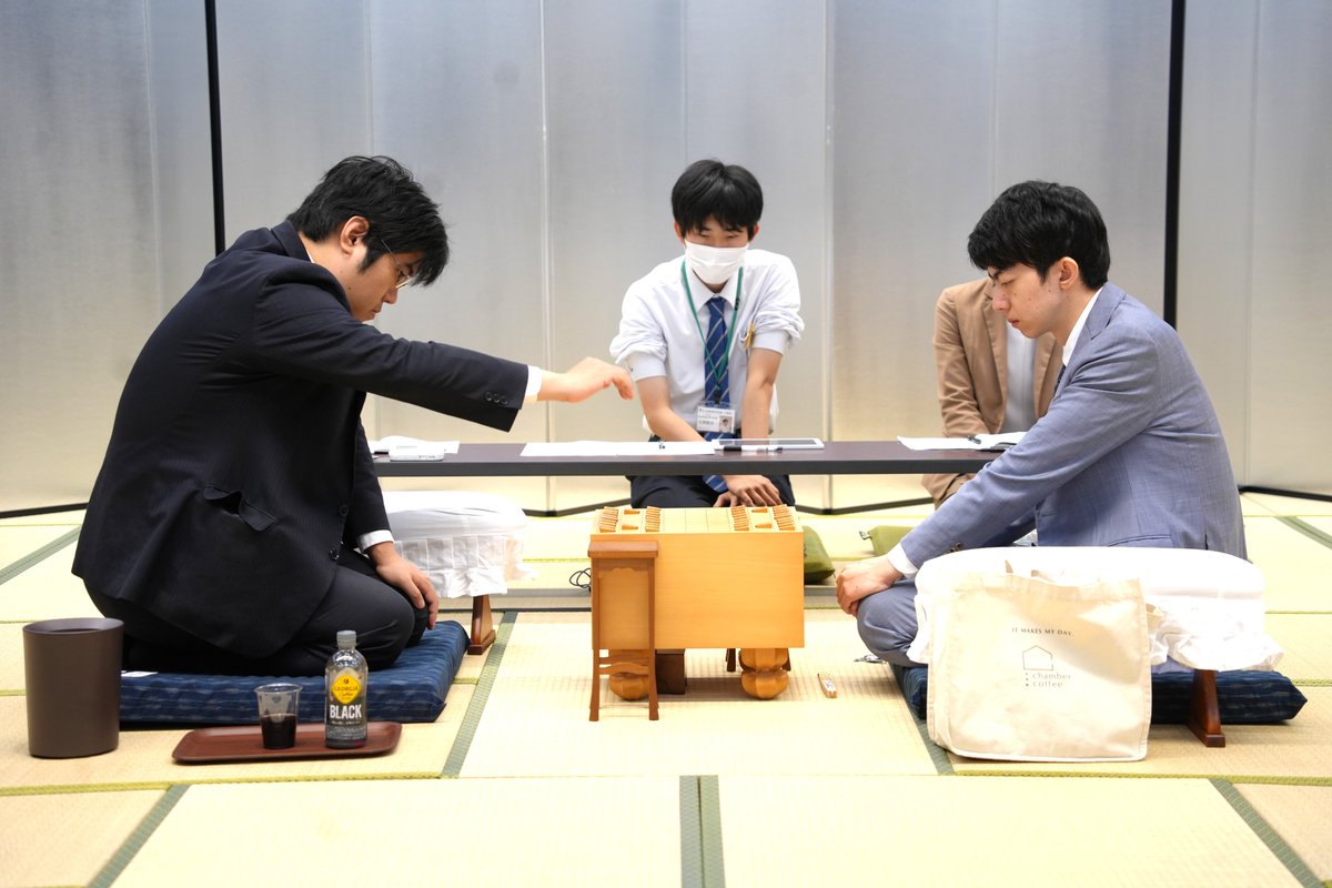 佐〉１１月２０日（木曜）、名古屋将棋対局場ではＡ級順位戦５回戦の▲糸谷哲郎八段（３勝１敗）－△中村太地八段（１勝３敗）戦。糸谷八段の初手は▲１六歩！　対局の進行状況はユーチューブ「囲碁将棋ＴＶ－朝日新聞社－」で。