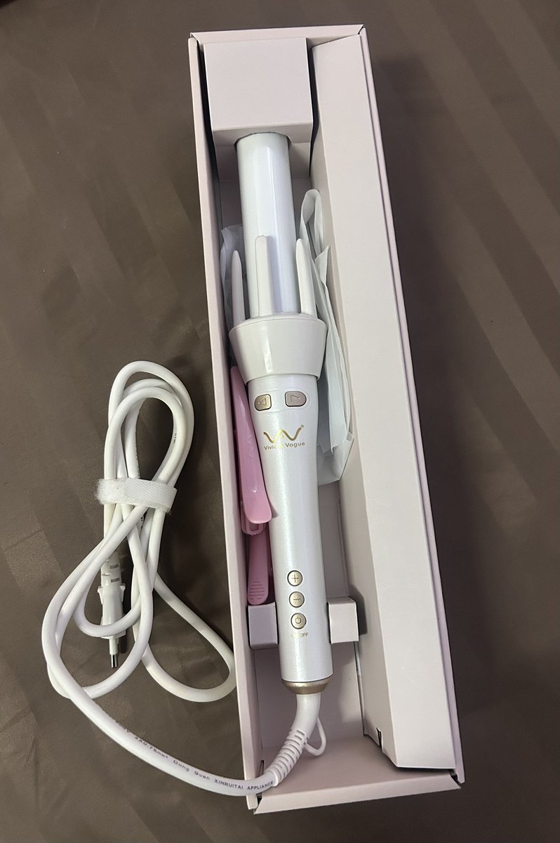 ThnisrRa's tweet photo. ส่งต่อที่ม้วนผม vivid&amp;vogue 
สีทอง แกน 32 💛
ใช้ไปแค่ 3 ครั้งง
ของครบ กล่องครบ
599 ส่งฟรีค่าา☺️ 

#ส่งต่อเครื่องสําอาง #ส่งต่อที่ม้วนผม #ส่งต่อที่ม้วนผมvivid #vividandvogue #ที่ม้วนผม #ลอนผม #ส่งต่อที่ลอนผม https://t.co/z1EGbJLBdQ
