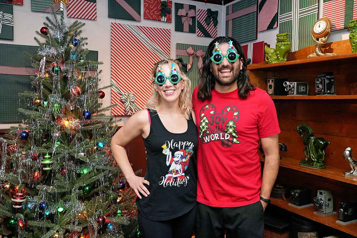 Rob_Volpe's tweet image. Happy Holidays 🎄from Disney Hollywood Studios!

This new photo spot is right when you walk into the park to the left. It&apos;s a nice setup to grab a good holiday photo!

#disneyhollywoodstudios #disneyparks #holidayphoto #floridachristmas #cutecouple