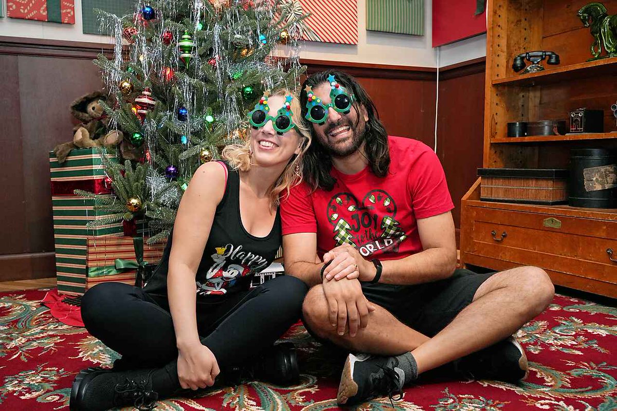 Rob_Volpe's tweet image. Happy Holidays 🎄from Disney Hollywood Studios!

This new photo spot is right when you walk into the park to the left. It&apos;s a nice setup to grab a good holiday photo!

#disneyhollywoodstudios #disneyparks #holidayphoto #floridachristmas #cutecouple