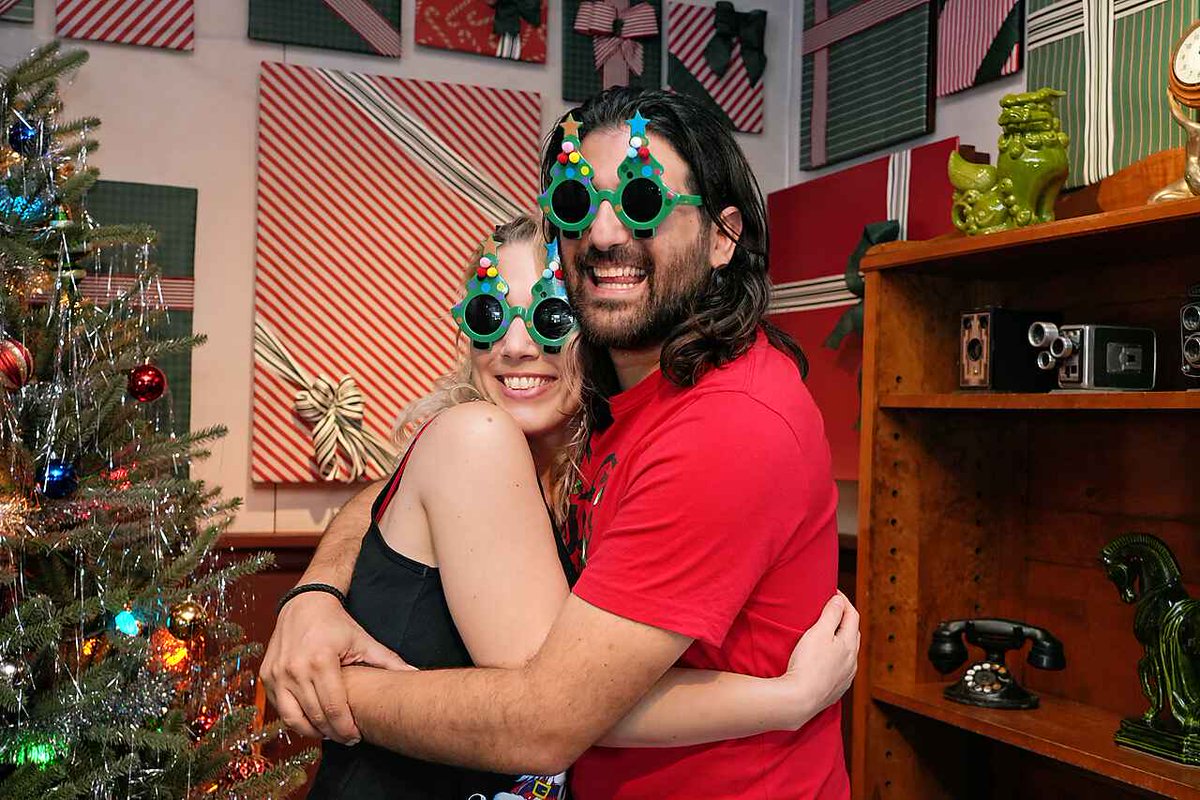 Rob_Volpe's tweet image. Happy Holidays 🎄from Disney Hollywood Studios!

This new photo spot is right when you walk into the park to the left. It&apos;s a nice setup to grab a good holiday photo!

#disneyhollywoodstudios #disneyparks #holidayphoto #floridachristmas #cutecouple