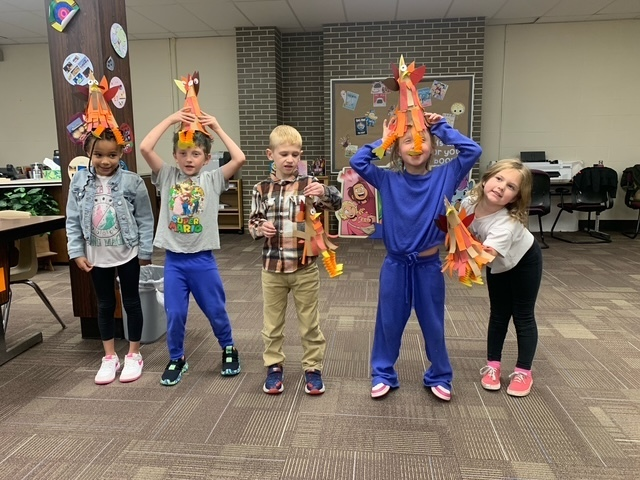 AbbeyJBolton's tweet photo. 🦃✨ Craft Club got extra creative today — our handmade turkeys are officially too cute to gobble! Loving the feathers, colors, and teamwork that went into each one. #Kinders #Firsties #TurkeyTime #DaveyDragons @KentSchools https://t.co/IFBOxJo90j