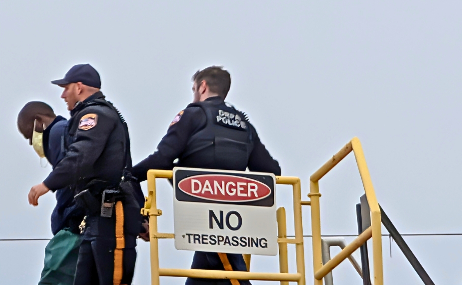 On consecutive days, <a href="/DRPA_PAandNJ/">Delaware River Port Authority (DRPA)</a> Police apprehended a man who walked off the <a href="/RidePATCO/">PATCO</a> station platform at @Collingswood and onto the tracks. He was transported for ‘an involuntary emergency evaluation,’ according to the agency.

njpen.com/drpa-police-re…