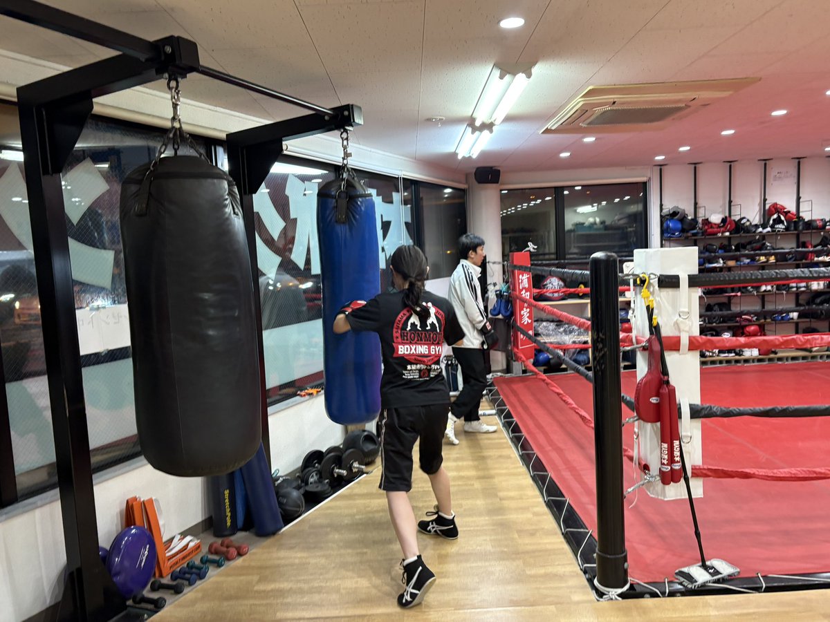 SAMURAI GYM サンドバッグ ボクシング 赤黒 昨日は久しぶりにアヤカが練習に来ました！ 中務くんと一緒に練習を