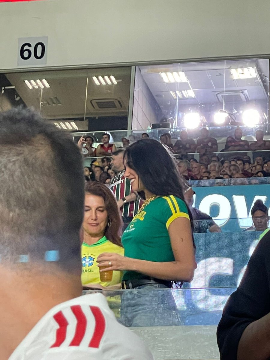 dualipacentral_'s tweet image. ué gente queixuda ta tomando sol… ué gente queixuda tá na praia bebendo caipirinha… ué gente queixuda tá na quadra da vila isabel… ué gente queixuda agora tá no maracanã??