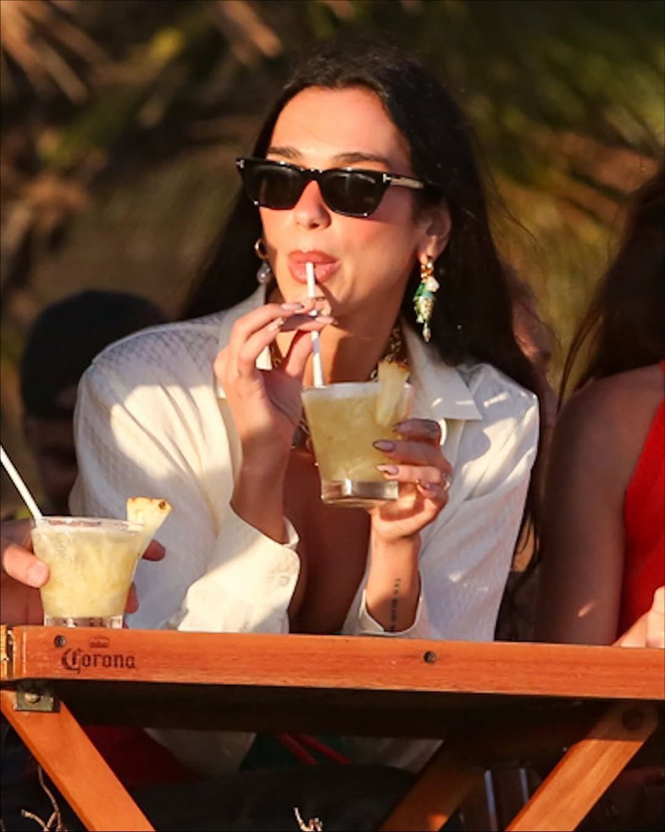 dualipacentral_'s tweet image. ué gente queixuda ta tomando sol… ué gente queixuda tá na praia bebendo caipirinha… ué gente queixuda tá na quadra da vila isabel… ué gente queixuda agora tá no maracanã??